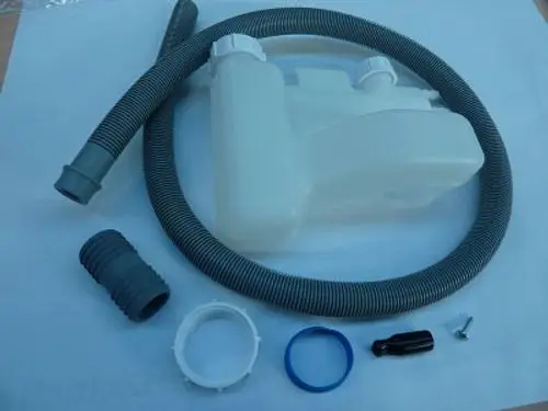 Siphon-Set von Remeha mit verschiedenen Schlauchstücken und Verbindungs-Elementen, geeignet für installationsbedingte Wasserableitungen.